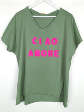 Lade das Bild in den Galerie-Viewer, T-SHIRT &quot;CIAO AMORE&quot; OLIV PINK ONE SIZE
