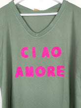 Lade das Bild in den Galerie-Viewer, T-SHIRT &quot;CIAO AMORE&quot; OLIV PINK ONE SIZE
