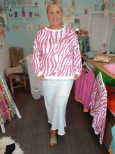 Lade das Bild in den Galerie-Viewer, MISS GOODLIFE ROUNDNECK &quot;L(I)EBE&quot; ZEBRA STRASS ROSÉ
