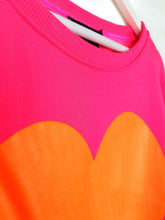 Lade das Bild in den Galerie-Viewer, MISS GOODLIFE ROUNDNECK &quot;BIG HEART&quot; NEON PINK
