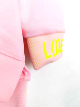 Lade das Bild in den Galerie-Viewer, MISS GOODLIFE SWEATER V-NECK L(I)EBE STRASS ROSE-NEONYELLOW
