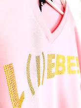 Lade das Bild in den Galerie-Viewer, MISS GOODLIFE SWEATER V-NECK L(I)EBE STRASS ROSE-NEONYELLOW
