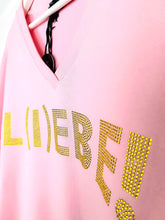 Lade das Bild in den Galerie-Viewer, MISS GOODLIFE SWEATER V-NECK L(I)EBE STRASS ROSE-NEONYELLOW
