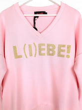 Lade das Bild in den Galerie-Viewer, MISS GOODLIFE SWEATER V-NECK L(I)EBE STRASS ROSE-NEONYELLOW
