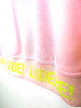 Lade das Bild in den Galerie-Viewer, MISS GOODLIFE SWEATER V-NECK L(I)EBE STRASS ROSE-NEONYELLOW
