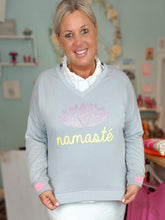 Lade das Bild in den Galerie-Viewer, MISS GOODLIFE SWEATER V-NECK NAMASTÉ STRASS GREY
