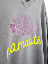 Lade das Bild in den Galerie-Viewer, MISS GOODLIFE SWEATER V-NECK NAMASTÉ STRASS GREY
