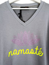 Lade das Bild in den Galerie-Viewer, MISS GOODLIFE SWEATER V-NECK NAMASTÉ STRASS GREY
