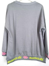 Lade das Bild in den Galerie-Viewer, MISS GOODLIFE SWEATER V-NECK NAMASTÉ STRASS GREY
