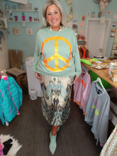 Lade das Bild in den Galerie-Viewer, MISS GOODLIFE SWEATER ROUNDNECK PEACE ALMOND
