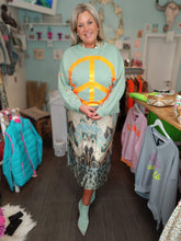 Lade das Bild in den Galerie-Viewer, MISS GOODLIFE SWEATER ROUNDNECK PEACE ALMOND
