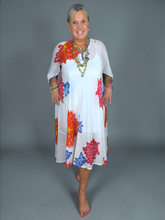 Lade das Bild in den Galerie-Viewer, S26 414 LONG DRESS PLACE DU SOLEIL WHITE BIG FLOWERS
