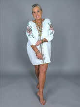 Lade das Bild in den Galerie-Viewer, S26 455 DRESS PLACE DU SOLEIL WHITE OLD ROSA GREEN FLOWER EMBR
