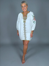 Lade das Bild in den Galerie-Viewer, S26 455 DRESS PLACE DU SOLEIL WHITE OLD ROSA GREEN FLOWER EMBR
