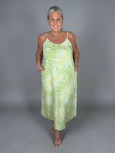 Lade das Bild in den Galerie-Viewer, DRESS ANNA COSMIC HOT LAVA
