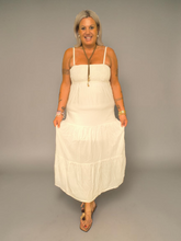 Lade das Bild in den Galerie-Viewer, DRESS MOOREA IVORY HOT LAVA
