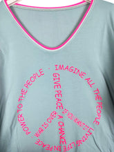 Lade das Bild in den Galerie-Viewer, T-SHIRT &quot;JOHN LENNON SONGS - GIVE PEACE A CHANCE&quot; TÜRKIS PINK ONE SIZE
