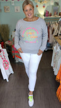 Lade das Bild in den Galerie-Viewer, PULLOVER VISKOSE &quot;PEACE VIBES&quot; HELL GRAU ONE SIZE
