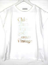 Lade das Bild in den Galerie-Viewer, T-SHIRT &quot;CHIC GLAM ELEGANT ...&quot; WEISS GOLD METALLIC ONE SIZE
