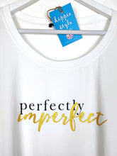 Lade das Bild in den Galerie-Viewer, T-SHIRT &quot;PERFECTLY IMPERFECT&quot; WEISS GOLD METALLIC ONE SIZE
