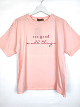 Lade das Bild in den Galerie-Viewer, T-SHIRT &quot;SEE GOOD IN ALL THINGS&quot; APRICOT ONE SIZE
